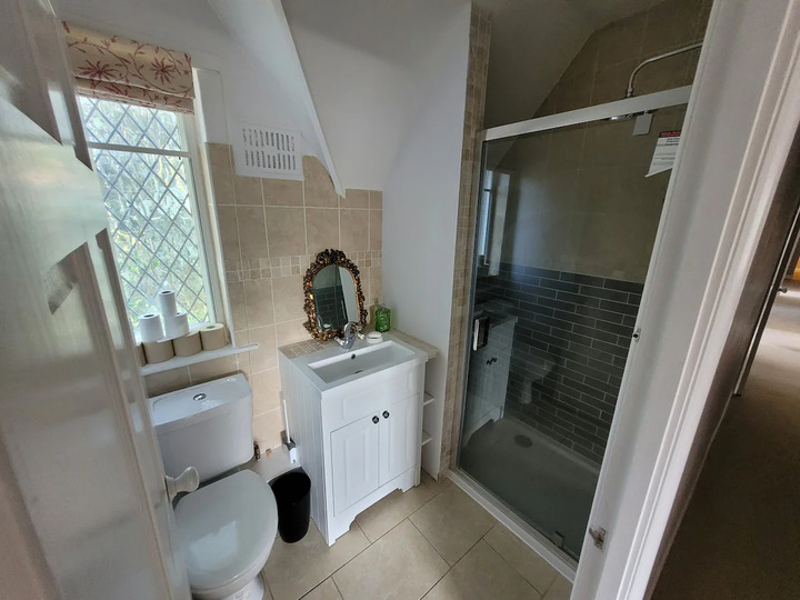 8 Bedroom Family House In Farnborough